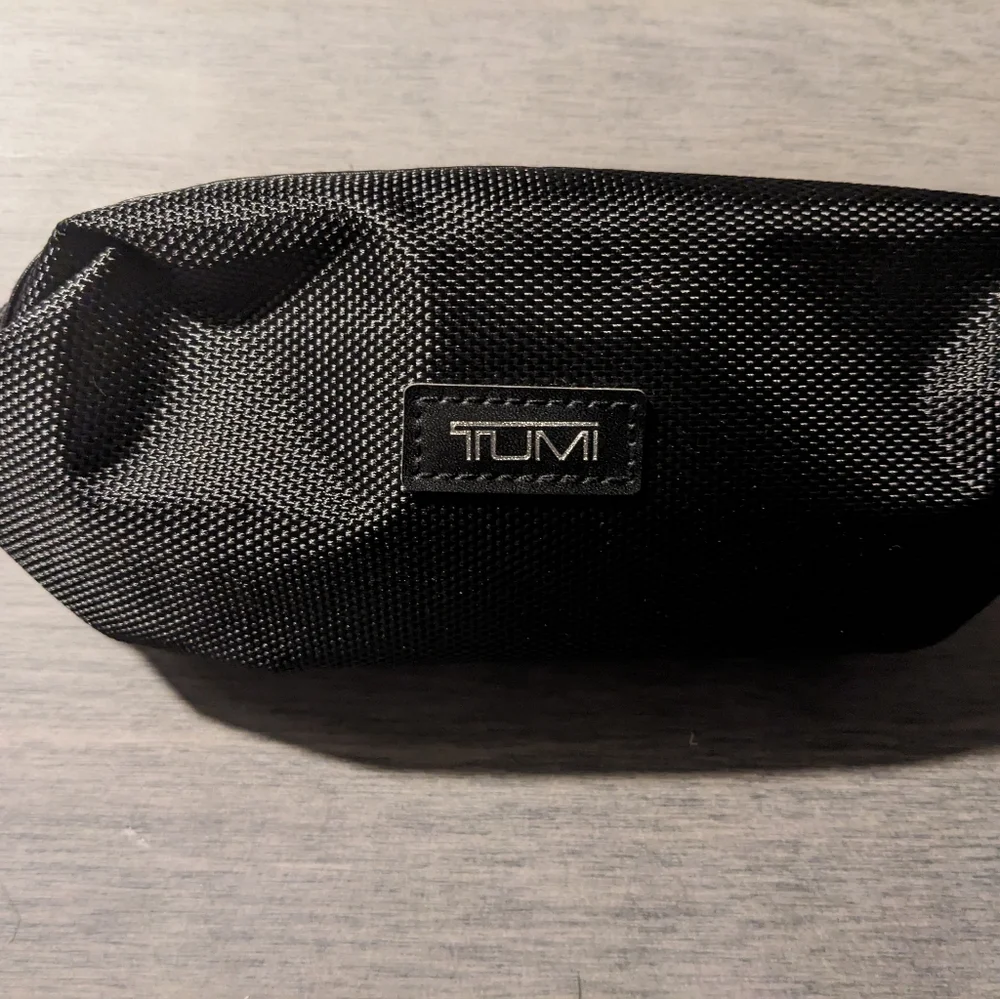 Tumi by Delta small toiletry bag - new no tag